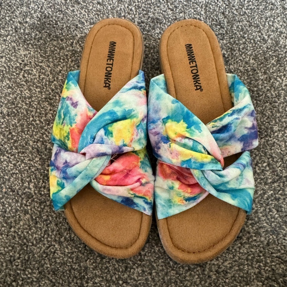 NWOT Women’s Minnetonka multi colored sarong slip on sandals Size 6W